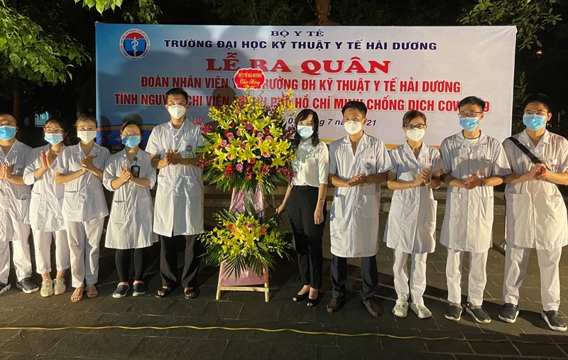 Hơn 300 giảng viên và sinh viên của Trường đại học Kỹ thuật y tế Hải Dương vào tiếp sức chống dịch cho TP Hồ Chí Minh. (Nguồn ảnh: nhandan.vn)